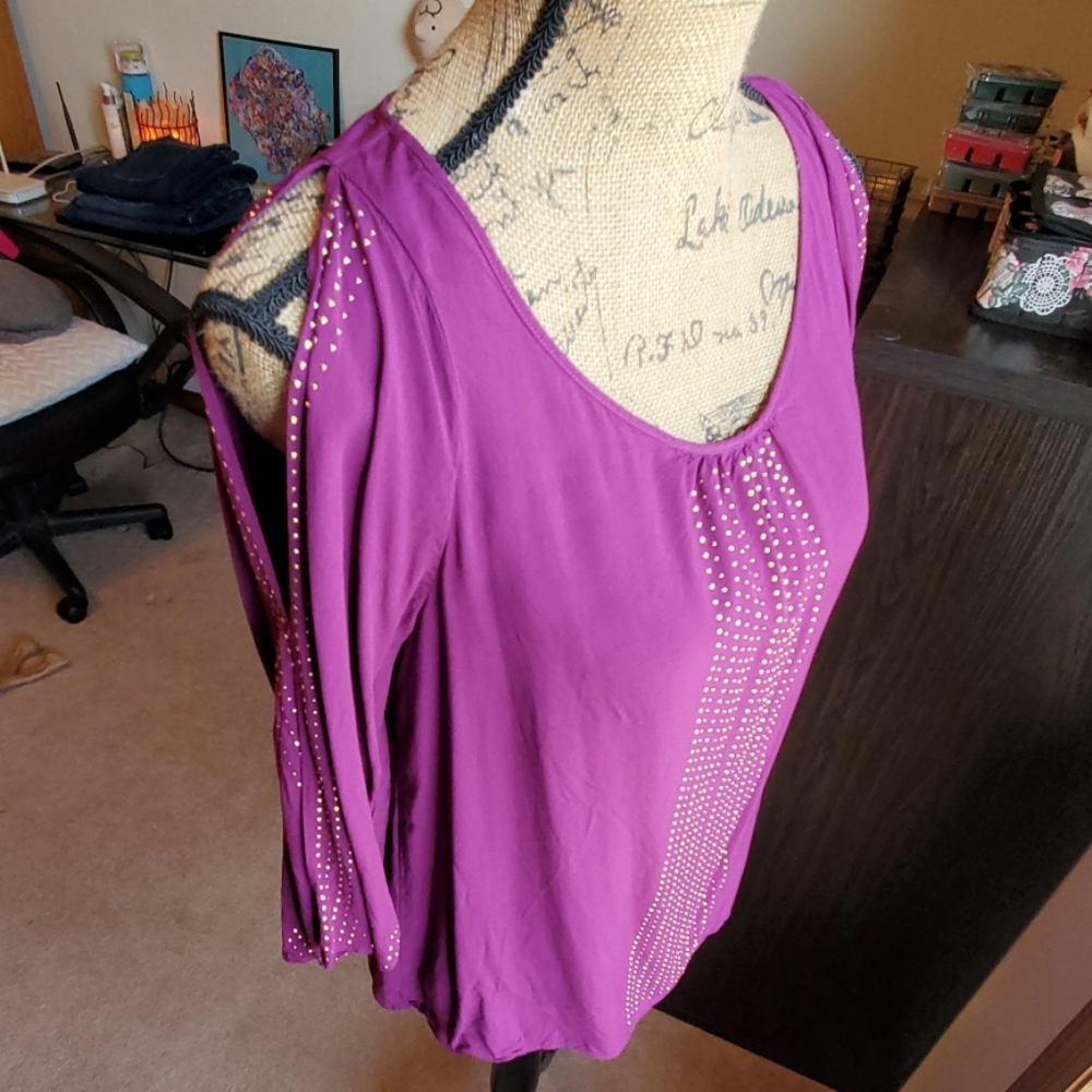Jennifer Lopez size XS cold shoulder magenta top